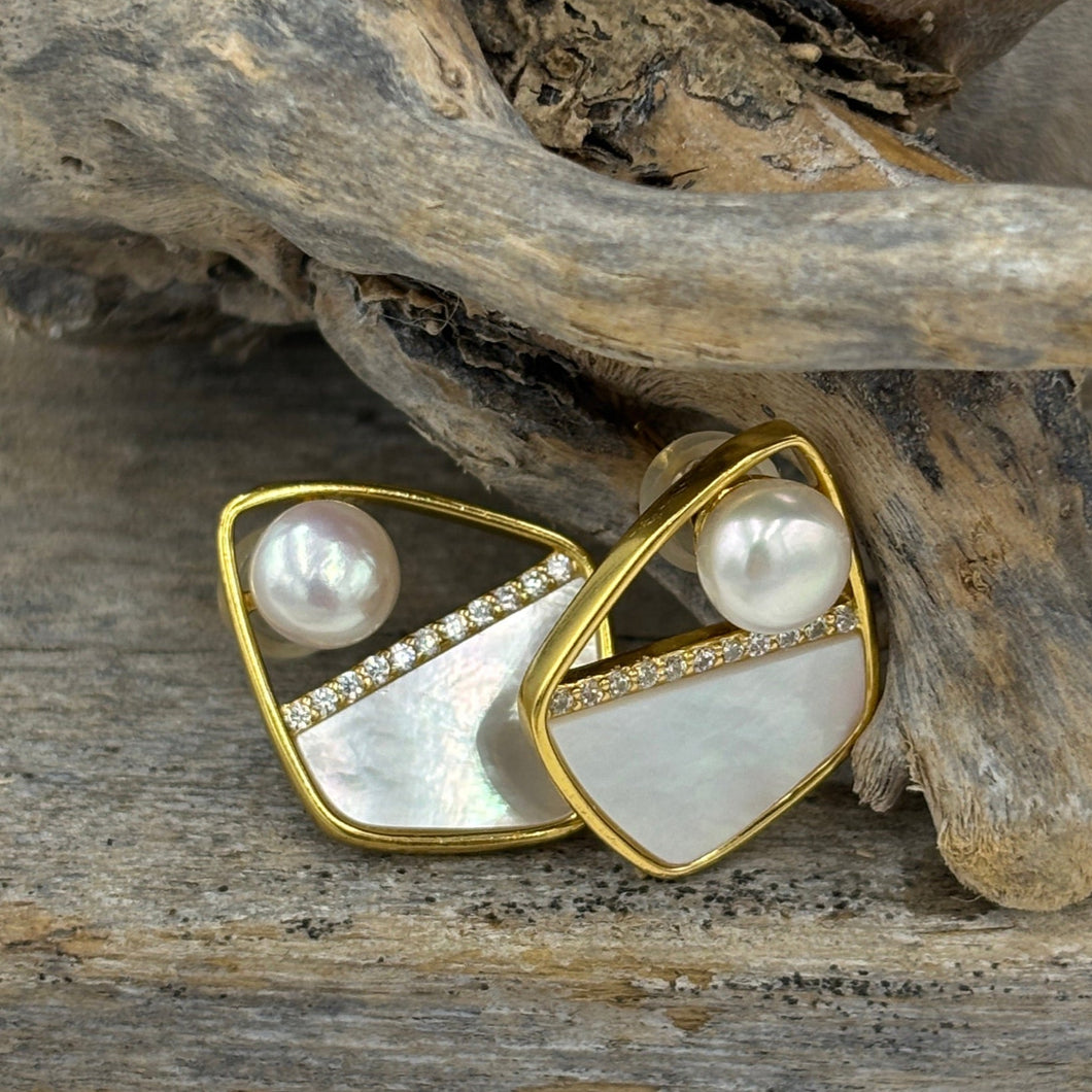 The 'Round Pearl' Studs feature a beautiful combination of 18k gold-plated 925 sterling silver, round lustrous freshwater pearls, and cubic zirconia.

Pearl size: 6mm

Measurement: 19mm x 15mm