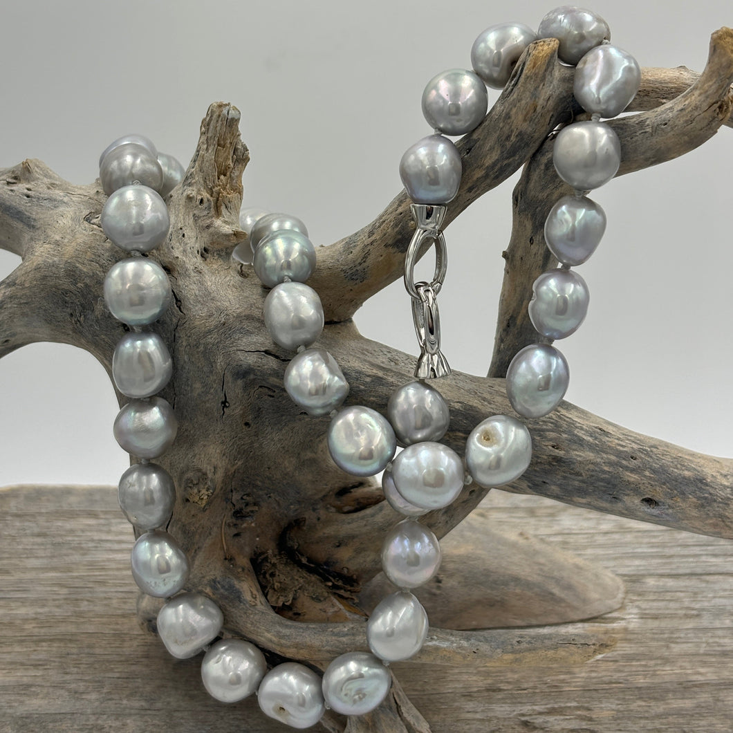 This stunning grey pearl strand is such a versatile color that goes with everything.  It features 11mm semi baroque shaped pearls and a sterling silver clasp.  The length including clasp is 46.5cm