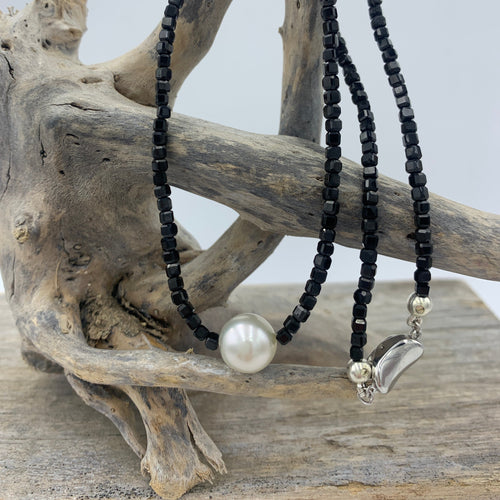 An Australian South Sea pearl necklace with 2.5mm faceted Black Spinel gemstones and a sterling silver peanut clasp.

This necklace features a Button shape, 10.3mm White pearl.

The necklace measures 42.5cm and is on 49 strand wire with strong fastenings.

J3369