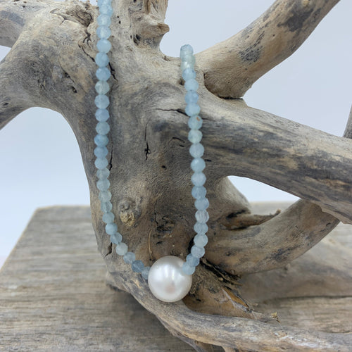 Australian South Sea pearl necklace with 3mm faceted Aquamarine gemstones and a sterling silver peanut clasp.

This necklace features a White Drop 9.6mm Australian saltwater pearl.

J3458