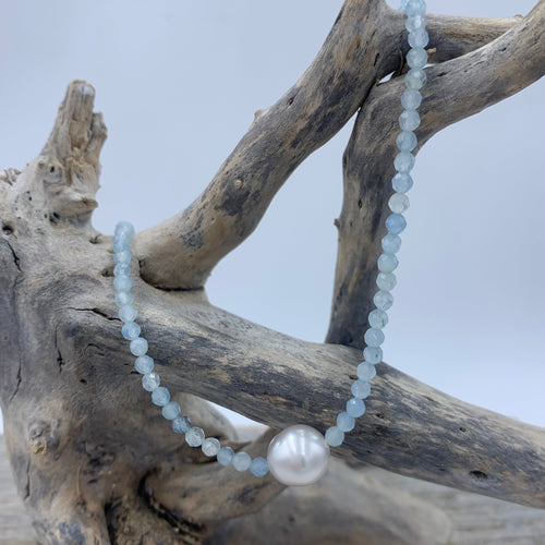 Australian South Sea pearl necklace with 3mm faceted Aquamarine gemstones and a sterling silver peanut clasp.

This necklace features a White Drop 9.6mm Australian saltwater pearl.

J3458