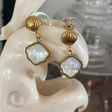 Load image into Gallery viewer, &#39;Scallop&#39; fashion gold Mother of Pearl Earrings
