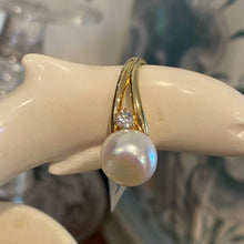 Load image into Gallery viewer, &#39;Esther&#39; gold Freshwater Pearl Ring
