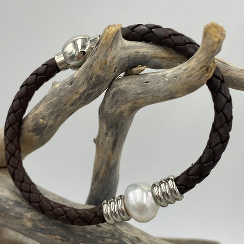 'Pam' is a braided leather bracelet featuring a white Circle Button 12.1mm South Sea Broome pearl

This bracelet is made out of braided dark brown leather and a stainless steel magnetic clasp