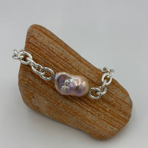 Chunky style Italian Belcher chain 925 Sterling Silver bracelet with a heavy duty parrot clasp.

This bracelet features a large Baroque 15 x 25mm natural Dusty Rose colour pearl.

It has been hand set into the chain for a solid and safe wear.

The length is 20cm but it could be shortened by attaching to one of the shorter links.