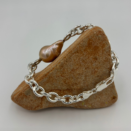 Chunky style Italian Belcher chain 925 Sterling Silver bracelet with a heavy duty parrot clasp.

This bracelet features a large Baroque 15 x 25mm natural Dusty Rose colour pearl.

It has been hand set into the chain for a solid and safe wear.

The length is 20cm but it could be shortened by attaching to one of the shorter links.