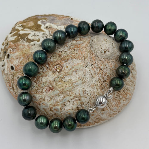 Stunning Freshwater pearl bracelet featuring round 9mm Peacock Green colour pearls and a sterling silver clasp.

Fully knotted with a 925 sterling silver clasp (non tarnish finish).

Length overall is 20cm