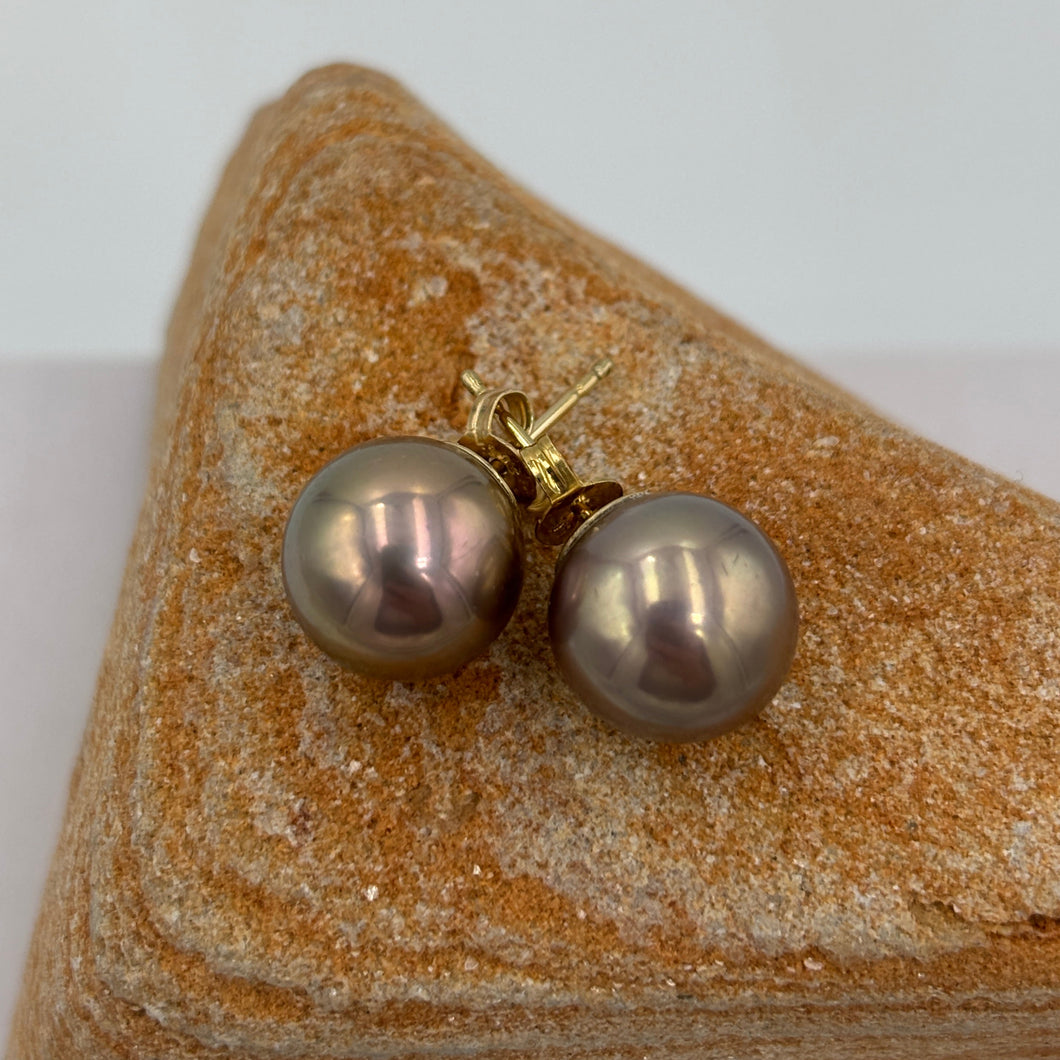 Exquisite natural Chcocolate Pink Edison pearls set in 9ct yellow  gold stud settings including butterflies.

These earrings feature a pair of exquisite 11mm Round highest quality pearls with excellent lustre and flawless skin. 