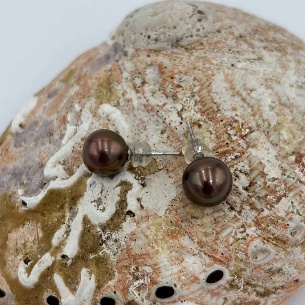 Exquisite chocolate Edison pearls set in 925 sterling silver  stud settings.

These earrings feature a pair of exquisite 9-5mm Round high quality high lustre pearls. 