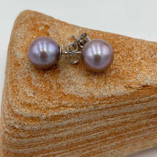Exquisite natural deep lavender Edsion pearls set in 925 sterling silver Studs.

These earrings featuring a pair of 10mm pearls. 