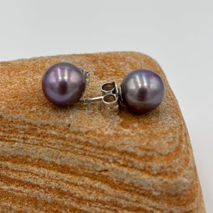 Exquisite natural dark lavender Edison pearls set in 9ct white gold stud settings.

These earrings featuring a pair of 9mm Round high quality pearls.&nbsp;