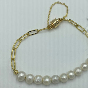 Elegant and stylish - this 14ct Yellow gold plated over 925 Sterling silver square link chain and pearl bracelet, features a magnetic clasp and safety chain with 10 white Freshwater pearls, 6mm in size.   Length 18.5cm