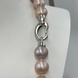 Freshwater pearl strand featuring shades of natural pink and lavender with high lustre.

This strand is 57cm long and the pearls are Round, 9-10.5mm in size with a stunning sterling silver clasp with a non tarnish finish