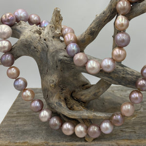 Large Freshwater pearl strand featuring shades of natural pink, lavender and white with average lustre.

This strand is 52cm long and the pearls are mixed shapes Off Round and Oval, 11-14.5mm in size with a non tarnish sterling silver clasp

SH513