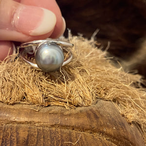 This classic design ring features a split band of 925 sterling silver and is Rhodium coated for a non tarnish white gold look finish.  It features a stunning natural Blue Fijian pearl, Circle Button in shape and 10.3mm in size  Size 56/8/P1/2  J3302  Available by Custom Order in other size, metal or pearl color