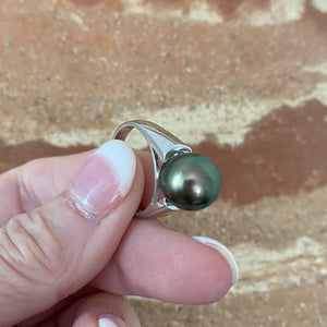 This classic design ring features a high shouldered solid band of 925 sterling silver and is Rhodium coated for a non tarnish white gold look finish.  It features a stunning natural Aubergine Fijian pearl, Circle Button in shape and 10.6mm in size  Size 56/8/P1/2  J3299  Available by Custom Order in other size, metal or pearl color