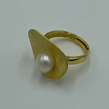 Load image into Gallery viewer, &#39;Sea Dish&#39; Freshwater Pearl Ring
