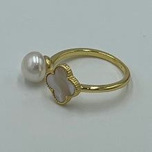 Load image into Gallery viewer, &#39;Clover&#39; Mother or Pearl Freshwater Pearl Ring
