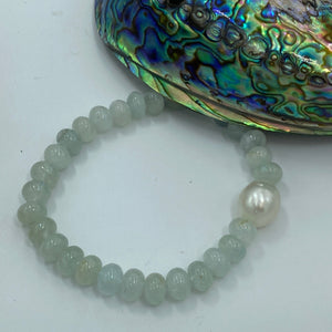 <p>Amazing Aquamarine bracelet featuring a white Australian South Sea Pearl</p> <p>Pearl is a drop shape, and is 11.6 x 14mm in size and is white in colour</p> <p>The Aquamarine beads are polished button shaped and are 8 x 6mm in size</p> <p>This bracelet is easy to slip on and off as it's made on elastic</p> <p>J3361</p>