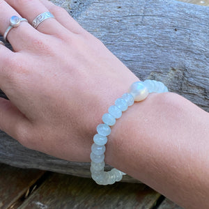 <p>Amazing Aquamarine bracelet featuring a white Australian South Sea Pearl</p> <p>Pearl is a drop shape, and is 11.6 x 14mm in size and is white in colour</p> <p>The Aquamarine beads are polished button shaped and are 8 x 6mm in size</p> <p>This bracelet is easy to slip on and off as it's made on elastic</p> <p>J3361</p>