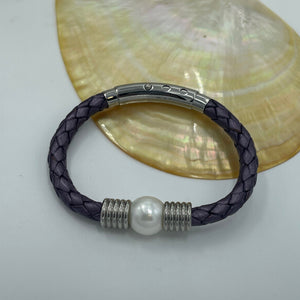 <p>'Pam P' is a braided leather bracelet featuring a white Freshwater Pearl</p> <p>The pearl is round in shape, 12.8mm in size and is white in colour</p> <p>This bracelet is made out of braided purple leather and stainless steel with an adjustable metal clasp</p>