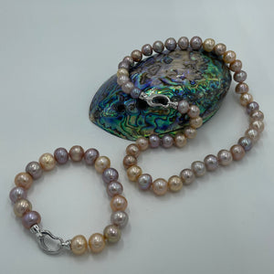 <p><span style="font-family: -apple-system, BlinkMacSystemFont, 'San Francisco', 'Segoe UI', Roboto, 'Helvetica Neue', sans-serif; font-size: 0.875rem;">Freshwater Edison pearl bracelet featuring natural multicolour pearls, natural shades of Pink through to Lavender round shaped pearls, 10 - 11mm in size, with a Sterling Silver clasp.</span></p> <p>20cm in length</p> <p>Matching strand available featuring an identical clasp - these can be joined together to make a 65cm strand</p> <p>INS</p>