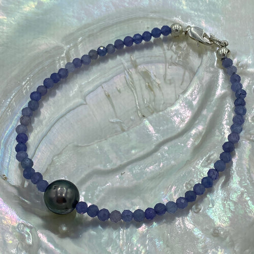 Tahitian pearl bracelet with faceted Tanzanite gemstones and a sterling silver peanut clasp.  This stunning bracelet features a Tahitian pearl, round in shape, 9.2mm in size and beautiful 2mm Tanzanite beads.  J3456