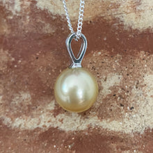 Load image into Gallery viewer, South Sea pearl pendant featuring an Oval shape pearl 13 x 13.7mm in size and Gold in color.

The pearl is set in 925 sterling silver pendant

Chain included is Base metal only&nbsp;

J3286
