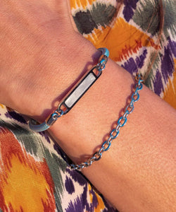 Stunning new range of Ladies Stainless steel and nautical rope jewellery, hand made in Amsterdam and designed with strength to be worn 24/7

This stunning rope Mother of Pearl shell bracelet with Navy Blue rope and Silver fittings is the perfect bracelet for a touch of glowing shell teamed with the classy rope and durability of stainless steel setting around the pearl shell

One size

Also available in other colors

Mix and match or stack with other Pig and Hen bracelets&nbsp;