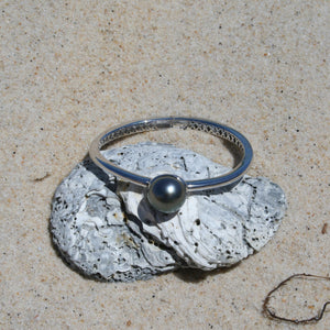 Sterling Silver solid bangle featuring a Tahitian South Sea Pearl  This stunning  pearl  is Tahitian and is Button in shape and 15mm in size.  It is Dark Green with Aubergine hues with High lustre and is featured on this rhodiun coated non tarnish bangle   J3292