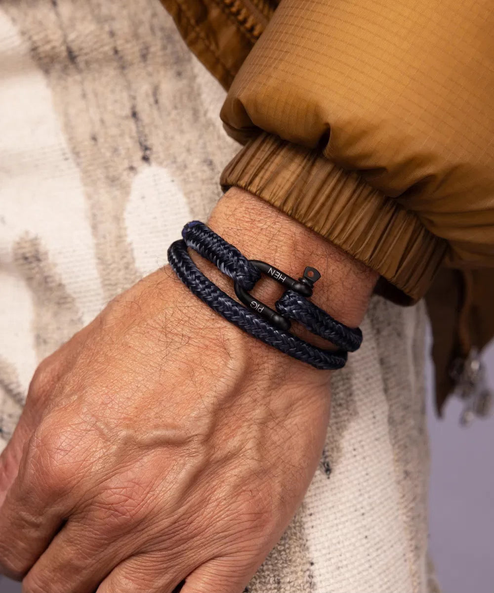 Stunning new range of Men's Stainless steel and nautical rope jewellery, hand made in Amsterdam and designed with strength to be worn 24/7

Navy and Slate Grey 6mm rope with Black 4mm D-shackle

In stock now size M

Also available in other colors and sizes 