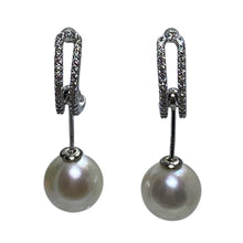 Load image into Gallery viewer, &#39;Foura&#39; Freshwater Pearl Earrings
