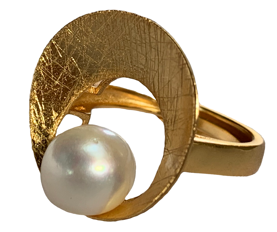 18ct Gold plated over 925 Sterling silver ring  It is a textured and polish finish and features a Button shape Freshwater White pearl 9-9.5mm  Adjustable ring band