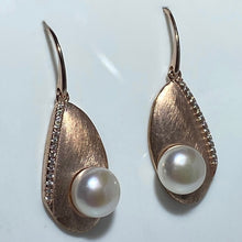 Load image into Gallery viewer, &quot;Rosalita&#39; Freshwater Pearl Earrings
