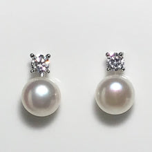 Load image into Gallery viewer, &#39;Luna&#39; Freshwater Pearl Earrings
