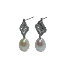 Load image into Gallery viewer, &#39;Toula&#39; Freshwater Pearl Earrings
