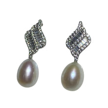 Load image into Gallery viewer, &#39;Toula&#39; Freshwater Pearl Earrings
