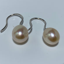 Load image into Gallery viewer, &#39;Anne&quot; Hook Freshwater pearl earrings
