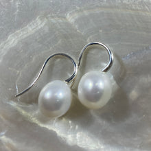 Load image into Gallery viewer, &#39;Avani&#39; Freshwater Pearl Earrings
