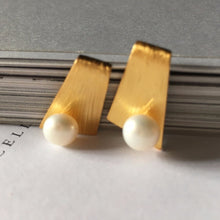 Load image into Gallery viewer, &#39;By The Sea&#39; Freshwater Pearl Earrings
