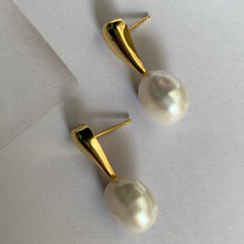 Load image into Gallery viewer, Pointy&#39; Freshwater Pearl Earrings
