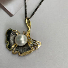 Load image into Gallery viewer, &#39;Arum Lily&#39; Freshwater Pearl Brooche
