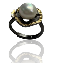 Load image into Gallery viewer, &#39;Arum Lily&#39; Freshwater Pearl Brooche

