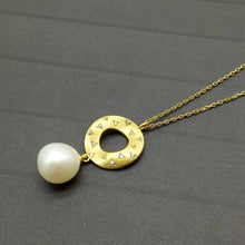 Load image into Gallery viewer, &#39;Dew Drop&#39; Freshwater Pearl Pendant
