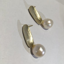 Load image into Gallery viewer, &#39;Golden&#39; Freshwater Pearl Earrings
