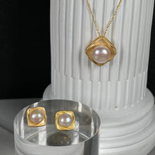 Load image into Gallery viewer, &#39;Swirl&#39; Freshwater Pearl Earrings
