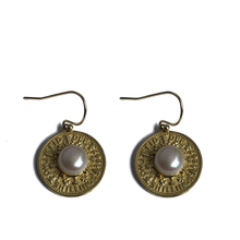 Load image into Gallery viewer, &#39;Gold Coin&#39; Freshwater Pearl Pendant

