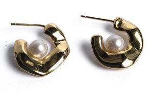 18K gold plated over 925 sterling silver stud style earrings  Polish finish studs with Round shaped Freshwater pearls 6-6.5mm  Overall earring length of 20mm.  Matching pendant available named 'Cloud' pendant 