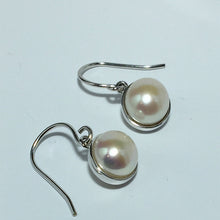 Load image into Gallery viewer, &#39;Mina’ Freshwater pearl earrings
