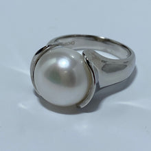 Load image into Gallery viewer, &#39;Anemone&#39; Freshwater Pearl Ring
